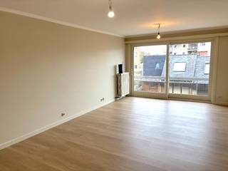 Een zeer goed gelegen appartement op de 1e verdieping.Via de lift of trap gaan we naar de verdieping en komen binnen in de hal met apart toilet. We...