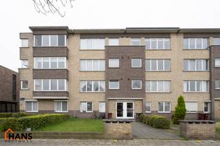 Dit gelijkvloers appartement is ideaal gelegen nabij het centrum en het Vordensteinpark; het omvat een inkomhal met vestiairekast; apart toilet; ingerichte badkamer; 2 slaapkamers; een ruime woonkamer verdeeld in een zithoek en eetplaats en deels geïnstalleerde keuken. De woonkamer en de keuken grenzen aan de achterliggende tuin. <br /><br />Gemeenschappelijke kosten: 10 EUR voor minuterie. Alle nutsvoorzieningen zijn privatief.<br />Geschikt voor maximaal 4 personen.<br />Beschikbaar op 01/08/2026.<br /><br />Huurwaarborg bedraagt 3 maanden huur.<br />Plaatsbeschrijving door extern bedrijf met gedeelde kosten.<br /><br />Een bezoek ter plaatse kunt u enkel online reserveren op www.hansvastgoed.com.<br />Voor meer informatie, bezoek onze website www.hansvastgoed.com of neem contact op met info@hansvastgoed.com of +32 3 366 05 30.