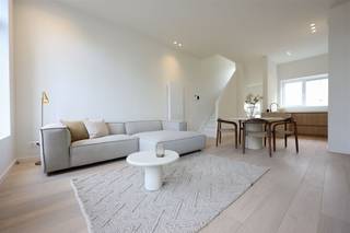 <p><span>Ontdek deze karaktervolle gerenoveerde woning met 3 slaapkamers nabij Park Spoor Noord.</span></p><p><span> </span></p><p><span>Op een charmant hoekpunt, waar de Bredastraat en de Hardenvoort elkaar ontmoeten, wacht deze woning die verleden en heden prachtig in balans brengt. Met supermarkten, scholen, horeca en openbaar vervoer vlakbij, en het groene Park Spoor Noord op wandelafstand, combineert ze stedelijke dynamiek met een vleugje rust. Een plek waar u net zo gemakkelijk de drukte opzoekt als de stilte.</span></p><p><span> </span></p><p><span>De inkomhal verwelkomt u met een elegante boog die meteen het karakter van het huis verraadt. Op het gelijkvloers vindt u twee polyvalente ruimtes die zich laten omtoveren tot bureau, praktijkruimte of creatieve studio. Grote schuiframen openen naar een intieme tuin: een stille buitenruimte waar u midden in de stad toch een gevoel van rust ervaart.</span></p><p><span> </span></p><p><span>De trap leidt naar een lichtrijke leefruimte, waar salon, eetkamer en keuken één geheel vormen. Een verdieping die uitnodigt om samen te koken, te tafelen en verhalen te delen.</span></p><p><span> </span></p><p><span>Op de tweede verdieping wachten twee royale slaapkamers en een stijlvolle badkamer met ligbad, een plek waar het dagelijkse ritme verstilt. De derde verdieping herbergt een ruime master met en suite badkamer. Dankzij de grote schuifdeur stroomt het licht gul naar binnen en loopt de kamer naadloos over in een zonnig terras. </span></p><p><span> </span></p><p><span>Troeven</span></p><ul><li><span>Rustige en toch centrale ligging</span><span> nabij Park Spoor Noord</span></li><li><span>Twee polyvalente ruimtes</span><span> op het gelijkvloers</span></li><li><span>Intieme tuin én zonnig terras</span></li><li><span>3 ruime slaapkamers</span><span> en </span><span>2 badkamers</span></li><li><span>Energiezuinige renovatie</span></li></ul><p><span> </span></p><p><span>Zoekt u een thuis die evenveel charme als comfort uitstraalt? Een plek waar licht, ruimte en sfeer elkaar vinden?</span><span> Neem dan contact op via <span>michael.finkelstein@urbainvastgoed.be</span></span><span> of bel 03 501 97 16 voor meer informatie of een bezoek.</span></p><p><span> </span></p><p><span>Bodemattest en stedenbouwkundige inlichtingen in aanvraag.</span></p><p><span> </span></p>