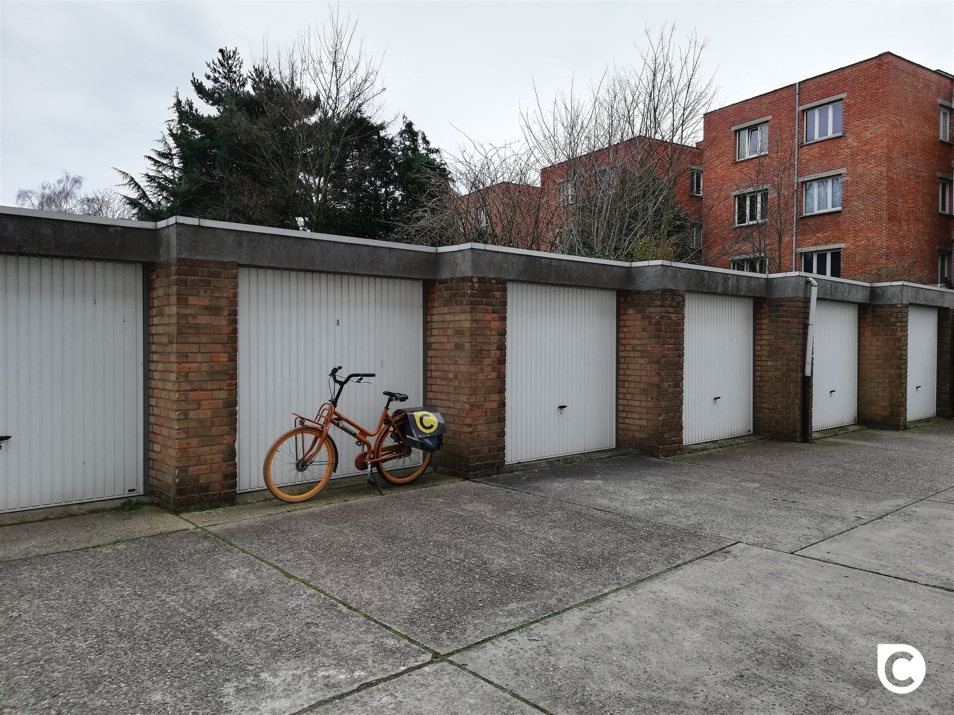 Bovengrondse garagebox met elektrische poort op zeer centrale locatie - foto 4