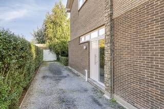 De woning is gelegen te Bissegem, met een vlotte verbinding naar het centrum van Kortrijk, Bissegem plaats en de belangrijke invalswegen. Daarnaast bevindt de woning zich op een boogscheut van het sportcentrum Ter Biezen, de Leie, diverse horecazaken, winkels en supermarkten. Daarnaast zijn scholen en crèches vlakbij, wat dit huis bijzonder aantrekkelijk maakt voor gezinnen. INDELING: Gelijkvloerse verdieping: - inkomhal met trap naar het eerste verdiep en een gastentoilet - aangename woonkamer met veel raampartijen - aanpalende keuken met zicht op de tuin - polyvalente ruimte (ideaal als bureau, praktijkruimte of speelkamer voor de kinderen)- ruime tuin met uitweg en garage- kelder Eerste verdiep: - 3 slaapkamers - badkamer uitgerust met lavabo, ligbad/douche- apart toilet - zolderruimte te bereiken met vlizotrapTroeven van deze woning: - uitstekende structuur - volledig vernieuwd dak (2024) - voorzien van nieuwe ramen (pvc - 2021) - ruime halfopen bebouwing - aanwezigheid van oprit en garageWenst u meer info over deze woning of wenst u een bezoek ter plaatse? Contacteer Alissia Dewitte (0472 18 64 21 - alissia.dewitte@dewaele.com) of Yoshi Vandeginste (0474 49 50 38 - yoshi.vandeginste@dewaele.com)