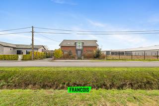 Deze op te frissen vrijstaande woning in Ruddervoorde bevindt zich op een uitermate gunstige ligging en biedt een combinatie van wooncomfort, privacy en uitgebreide mogelijkheden voor paardenliefhebbers of zelfstandigen. De woning heeft geen renovatieplicht, dankzij het EPC-label C. Bovendien is de woning voorzien van zonnepanelen. De stookolietank waarmee de woning verwarmd wordt, mag blijven gebruikt worden. Er is ook een boorput op het perceel die niet wordt belast.<br /><br />De woning heeft op het gelijkvloers een ruime leefruimte, een te vernieuwen keuken, een badkamer en twee multifunctionele ruimtes. Boven bevinden zich 2 slaapkamers en een ruimte die mits verdere afwerking dienst kan doen als derde slaapkamer.<br /><br />Op het achterliggende domein ontdek je een paardenpiste met drainagesysteem, ideaal voor dagelijkse gebruik. Er zijn reeds enkele stallen aanwezig en met de voorziene wachtbuis richting het einde van het perceel, uitgerust met elektriciteit en water, is uitbreiden perfect mogelijk. Verder vind je op het terrein een ruim bijgebouw dat recent werd voorzien van nieuwe elektriciteit en warm water, ideaal voor een zelfstandig beroep, praktijkruimte of atelier.<br /><br />Het perceel van meer dan 3 hectare is mooi ingedeeld in twee weides, elk afgezoomd met recent vernieuwde houten afsluitingen. Bij de woning ligt een aangename tuin, terwijl achteraan het perceel een verrassende troef verscholen zit: een sfeervol bosgedeelte met tuinhuis, een perfecte plek voor wie houdt van rust, natuur of een avontuurlijke speelzone voor kinderen.<br /><br />Ondanks de landelijke ligging geniet je van een vlotte bereikbaarheid dankzij de nabijheid van belangrijke verbindingswegen. Dit eigendom biedt een unieke kans voor wie landelijk wil wonen met volop ruimte, comfort en toekomstmogelijkheden.<br /><br />Interesse in deze woning? Contacteer Eva via eva@immofrancois.be of 0471 96 08 57 en plan je bezoek in!<br /><br />