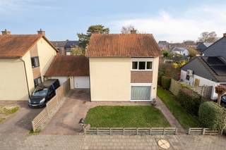 Deze woning is gelegen in een rustige woonwijk tussen Ranst en Lier. Van hieruit is er een vlotte verbinding met openbaar vervoer, auto en fiets...