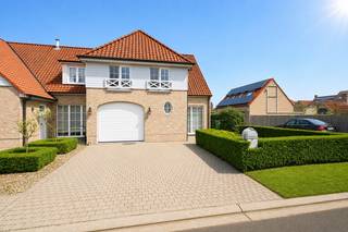 Verzorgde woning gelegen in een rustige verkaveling in het centrum van Moerkerke. Rustig wonen tussen Brugge en Knokke met alle voorzieningen in...