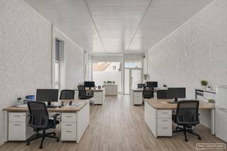 Op een centrale en toch rustige ligging in Waregem, presenteren wij deze uitzonderlijk ruime halfopen woning met een bewoonbare oppervlakte van...