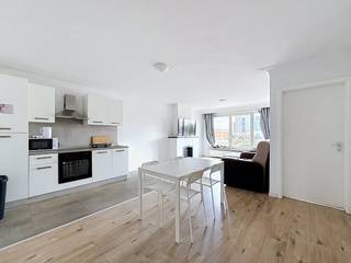 Dit instapklare appartement te huur in het bruisende Deurne biedt een uiterst comfortabele woonervaring. Gelegen aan de levendige Bisschoppenhoflaan geniet je van een centrale ligging in Deurne nabij winkels en openbaar vervoer. Het pand kan zowel gemeubileerd als ongemeubileerd gehuurd worden, wat zorgt voor maximale flexibiliteit.<br /><br />Indeling eerste verdieping met lift:<br /><br />-Leefruimte (29 m²): Lichtrijke woonkamer met keuken uitgerust met ijskast, diepvries, oven, kookplaat en enkele spoelbak.<br />-Slaapkamer 1 (15 m²): Ruime hoofdslaapkamer met voldoende plaats voor een groot bed en kleerkasten.<br />-Slaapkamer 2 (8 m²): Tweede slaapkamer, perfect te gebruiken als kinder-, logeer- of werkkamer.<br />-Slaapkamer 3 (7 m²): Derde slaapkamer met diverse invulmogelijkheden.<br />-Badkamer (3 m²): Comfortabele badkamer voorzien van een douche, een enkele wastafel en een aansluiting voor een wasmachine en een droogkast.<br />-Toilet: Afzonderlijke toiletruimte.<br />-Terras (6 m²): Aangenaam terras achteraan gelegen om buiten te ontspannen.<br /><br />Bijzonderheden:<br /><br />-Per direct beschikbaar om te huren<br />-Flexibele huurvoorwaarden (gemeubileerd of ongemeubileerd mogelijk)<br />-Optionele autostaanplaats achteraan het gebouw<br />-EPC C<br />-Gemeenschappelijke kosten 150 euro per maand inclusief water en gas