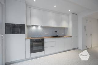 <ul>
	<li>Dit recent <strong>gerenoveerd</strong> twee slaapkamer appartement is gelegen in de Koningsstraat.</li>
	<li>Het appartement is gelegen vlakbij het strand, casino, winkelstraten, ...</li>
	<li>De indeling is als volgt: inkom, leefruimte met open keuken, <strong>twee slaapkamers</strong>, badkamer, toilet, berging en twee balkons.</li>
	<li>het appartement werd recent volledig gerenoveerd met zeer kwalitatieve materialen: Parketvloer, <strong>warmtepomp</strong>, inloopdouche, ...</li>
	<li>De keuken is voorzien van: inductie kookplaat met dampkap, micro, oven, frigo, dievries en vaatwas.</li>
	<li>Gezien de gunstige oriëntatie geniet je er van zeel veel natuurlijk <strong>daglicht en zon</strong>.</li>
	<li>Bijkomende kenmerken: <strong>gunstige EPC score</strong> - conforme elektrische keuring - asbestveilig.</li>
	<li>Het ideale tweede verblijf of investering.</li>
</ul>