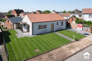 <p>Volledig gerenoveerde gelijkvloerse woning op een rustige groene locatie dicht bij het centrum van Pelt, scholen, openbaar vervoer, supermarkten en sportfaciliteiten. De woning is door de huidige eigenaar voorzien van alle moderne technieken en heeft EPC-label A. </p>
<p>De woning wordt casco+ opgeleverd: materialen, indeling en inrichting van badkamer en keuken is door de koper zelf te kiezen (offerte is beschikbaar voor beide ruimtes). De woning beschikt over 2 slaapkamers, een lichte woonkamer met open keuken, ruime badkamer en is volledig onderkelderd (toegang langs binnen en buiten). Het perceel is volledig aangelegd en voorzien van een houten carport.<br /><br /><u><strong>Enkele troeven:</strong></u></p>
<ul><li>Gelijkvloers te bewonen</li><li>EPC score A, zeer energiezuinig</li><li>Stroom conform AREI</li><li>Asbestveilig</li><li>2 slaapkamers</li><li>Ligging vlak bij alle voorzieningen</li><li>Keuze voor eigen afwerking van keuken en badkamer</li></ul>
<p><strong><u>Indeling;</u></strong></p>
<ul><li>Gelijkvloers: inkom, woonkamer met open keuken, terras, nachthal, slaapkamer 1, slaapkamer 2, apart toilet, badkamer, wasplaats</li><li>Kelder: verschillende compartimenten</li><li>Buiten: zonnig terras, aangelegde tuin, carport</li></ul>