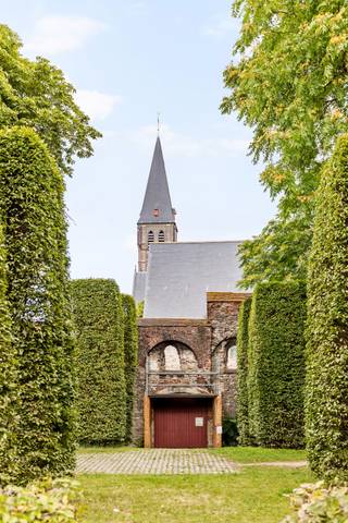 Op een uitstekende locatie in Gent, vlakbij de Visserij en op wandelafstand van het Rommelwaterpark, het Koningin Astridpark en het Coyendanspark, bevindt zich deze karaktervolle stadswoning met vier slaapkamers en een ruime bewoonbare oppervlakte.<br /><br />Deze charmante woning combineert authentieke elementen met een praktische indeling verspreid over verschillende niveaus. Dankzij haar centrale ligging geniet u dagelijks van alle voordelen van het stadsleven, terwijl diverse groene parken in de onmiddellijke omgeving zorgen voor recreatie en ontspanning.<br /><br />Een ideale woning voor gezinnen, thuiswerkers of wie op zoek is naar een ruime stadswoning met tal van mogelijkheden.<br /><br />De woning beschikt over een volwaardige sous-sol verdieping die ingericht is als leefniveau. Hier vindt u een gezellige woonkamer met aansluitend de keuken en de badkamer. <br /><br />Op de eerste verdieping bevindt zich een bijzonder ruime kamer die perfect kan dienen als leefruimte, bureauruimte, hobbykamer of extra slaapkamer.<br /><br />De tweede verdieping beschikt over twee slaapkamers.<br /><br />Ook de derde verdieping werd voorzien van twee afzonderlijke kamers, waardoor de woning in totaal vier slaapkamers biedt en bovendien diverse gebruiksmogelijkheden creëert.<br /><br />Via een vaste trap bereikt u de zolderverdieping, die extra bergruimte biedt en mogelijkheden creëert voor toekomstige inrichting.<br /><br />Wat deze eigendom echter bijzonder maakt, is de onmiddellijke nabijheid van verschillende stadsparken. Binnen enkele minuten wandelen bereikt u het Rommelwaterpark, het Koningin Astridpark en het Coyendanspark.<br /><br />Hierdoor geniet u toch van voldoende mogelijkheden om te ontspannen, te sporten of te genieten van groen in een stedelijke omgeving. <br /><br />- Uitstekende ligging nabij de Visserij<br />- Op wandelafstand van meerdere stadsparken<br />- Ruime bewoonbare oppervlakte<br />- Minstens vier slaapkamers<br />- Flexibele indeling<br />- Vaste trap naar de zolder<br />- Veel natuurlijke lichtinval
