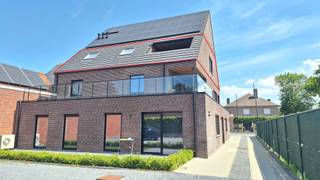 <p>Bent u op zoek naar een ruim, modern en uiterst <strong>energiezuinig appartement </strong>(A-label)?<br />Dan is dit <strong>ruim 2 slaapkamer appartement</strong> in het centrum van Beitem zeker een bezoek waard.<br />(<strong>127 m²</strong> bewoonbaar)<br /><br />Volledige verdieping in een kleinschalig appartement ( 4 appartementen , Lift aanwezig)<br /><br />Indeling :</p>
<ul>
<li>* Inkomhal met vestiaire en toilet</li>
<li>* Lichtrijke<strong> leefruimte met aansluitend terras </strong>(12m² en zuid-west)</li>
<li>* Open en<strong> volledig uitgeruste keuken</strong> met groot raam incl. zonnewering (screen)</li>
<li>*<strong> Ruime berging</strong>/wasplaats aansluitend aan de keuken</li>
<li>*<strong> 2 slaapkamers</strong> , waarvan 1 met <strong>dressing</strong></li>
<li>* Badkamer met dubbel meubel , spiegelkast, ligbad + <strong>ruime inloopdouche</strong></li>
<li>* <strong>Parkeerplaats + fietsenberging inbegrepen</strong> in de huurprijs</li>
</ul>
<strong>Vloerverwarming</strong> met <strong>warmtepomp</strong> , <strong>12 zonnepanelen</strong> (5040 wp), zonnewering voorzien (<strong>screens</strong>), <strong>verlichtingsarmaturen</strong> voorzien, toilet op <strong>regenwater, </strong><br /><br />Oppervlakte : 127 m²<br />EPC A : 14kwh/m²<br />Syndic : 30 euro<br /><br />Interesse in deze topper ?
<p>Neem contact via <strong>051 21 11 11</strong> of <strong>matias@imfiro.be </strong></p>