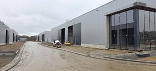 <p><strong>DÉCOUVREZ AWANS LORS DE NOS PROCHAINES JOURNÉES PORTES OUVERTES – Plus d’informations sur </strong><strong>zabra.be/awans</strong><strong>.</strong></p><p>Cette unité PME est située dans un tout nouveau parc PME à proximité immédiate de l’E40. En plus des unités PME et de deux bâtiments d’entreprise, le site prévoit 23.000 m² d’espaces verts et plusieurs terrains de sport. Ce sera <strong>le</strong> nouveau point de rencontre pour les entreprises régionales en pleine croissance.</p><p>Le bâtiment dispose d’une superficie de 180 m² et bénéficie d’un parking privé. De plus, de nombreuses places de stationnement public sont prévues dans le projet. La situation privilégiée à côté de l’E40, combinée au parc verdoyant, fait de ce parc d’affaires une destination exclusive et attractive pour les entreprises et les entrepreneurs.</p><p><strong>Atouts :</strong></p><ul><li><p>Situé dans un nouveau parc PME à proximité de l’E40, avec d’excellentes connexions vers toutes les grandes villes.</p></li><li><p>De nombreux commerces et restaurants à proximité.</p></li><li><p>Possibilité de combiner avec d’autres unités.</p></li></ul><p>Contactez-nous pour plus d’informations au 0472 89 60 18. Nos représentants se feront un plaisir de vous renseigner.</p>
