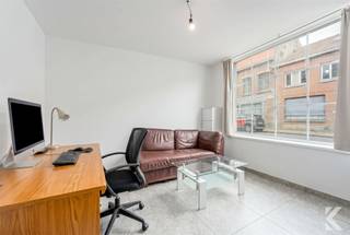 <p><strong><u>Fully renovated 4-bedroom home with a garden.</u></strong></p><p><span>Located in the heart of idyllic Roesbrugge, along the IJzer River, this spacious, move-in-ready family home is ready to welcome you.</span></p><p><span>The home was completely renovated in 2021 using high-quality, sustainable materials. Thanks to its central location, shops, schools, and public transportation are all within walking distance, with easy access to Veurne, Poperinge, Ypres, as well as France, Dunkirk, and beyond.</span></p><p><span>Inside, you’ll enjoy a large, light-filled living space with a fully equipped open kitchen and a spacious cooking island. The home also features a stylish bathroom with a shower and bathtub, a multipurpose room on the ground floor (ideal as a bedroom, office, or practice space), and a total of <strong>4 full-sized bedrooms</strong>, including a wonderfully spacious master bedroom on the attic floor (accessible via a fixed staircase!)</span></p><p><span>The sunny garden with a renovated patio offers a pleasant mix of sun and shade throughout the day and enjoys an open, green setting at the back, along with complete privacy. </span></p><p><span><strong>Highlights</strong></span></p><ul><li><span>Completely renovated in 2021</span></li><li><span>4 full-sized bedrooms</span></li><li><span>Bright living area with open kitchen and cooking island</span></li><li><span>Bathroom with shower and bathtub</span></li><li><span>Sunny garden with a patio</span></li><li><span>Central location</span></li><li><span>EPC C<br /></span> </li></ul><p><span>Want more info or to schedule a visit? </span><br />karel@roetsvastgoed.be<br />0470342025</p>