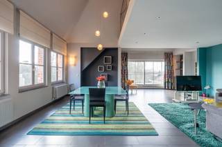 <strong>Luxeueuze penthouse met 3 slaapkamers, terras en dubbele garagebox te Turnhout</strong><br />EPC: B-label | Elektriciteit conform | Bewoonbare opp. 260 m²<br /><br /><strong>Gunstig gelegen</strong> aan de Ring van Turnhout met een vlotte bereikbaarheid naar de autostrade <strong>E34 Antwerpen-Nederland </strong>en in de nabijheid van het centrum, winkels, scholen en openbaar vervoer. Alsook op wandelafstand van een groene omgeving. <br /><br />Dit knappe en lichtrijke dakappartement beschikt over een oppervlakte van maar liefst 260 m² en een zonnig terras op het ZO van 20 m² met automatische zonneluifel. <br /><br />We betreden dit prachtige appartement via de inkomhal met gastentoilet en ruimte voor vestiaire. <br />De aangename en ruime woonkamer van 85 m² met een lichtrijke eethoek en gezellige zithoek biedt een zeer ruimtelijk gevoel door het hoge plafond en de vele ramen rondom. De mooie open keuken bestaat uit een gasvuur met dampkap, combi-oven, koelkast en vaatwasser en een groot keukeneiland van composiet waar het gezellig vertoeven is. Aansluitend aan de keuken vinden we een praktische en grote voorraadberging. Via de open trap in de woonkamer komen we terecht in de mezzanine, waar men een aangename bureauruimte, thuiswerkplek of extra zit- of leeshoek kan creëren.<br /><br />Tevens beschikt dit luxeappartement over 3 volwaardige slaapkamers, een volledig ingerichte dressing en 2 badkamers. De luxueuze badkamer is uitgerust met een ligbad, inloopdouche, badkamermeubel met dubbele wastafel en een toilet en grenst aan de masterbedroom.<br />De twee grote slaapkamers zijn verbonden door een badkamer met douche en wastafel. Ideaal voor kinderen of gasten. Verder treffen we vanuit de nachthal nog een tweede aparte wasplaats-berging.<br /><br />De grote ondergrondse <strong>garagebox </strong>met automatische poort van +\- 50 m² biedt plaats voor 2 wagens, extra berging en fietsenstalling en is inbegrepen in de verkoopprijs.