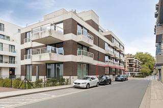 This shell commercial space, located on the corner of Koninklijke Baan/L. Maskenslaan in De Panne, has an area of 282 m². In the vicinity of...