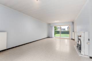 <p>Ruime woning met inpandige garage op een groot perceel van 812 m², gelegen in een rustige, doodlopende straat in Gavere.<br />Veel leefruimte, een uitstekend EPC en een buitenruimte waar u zich helemaal kunt laten gaan.<br />Het perceel biedt volop plaats voor een tuin, terras, moestuin of speelruimte voor de kinderen.</p><p>De woning biedt 160 m² bewoonbare oppervlakte. Op het gelijkvloers vindt u een ruime inkomhal met een gastentoilet, <br />de ruime woonkamer met veel lichtinval, de keuken met veel mogelijkheden en de inpandige garage die u een extra plaats biedt voor uw wagen en extra berging of werkruimte. Het verdiep is verdeeld over 4 ruime kamers en een ruimte die voorzien is voor de installatie voor een badkamer. De leidingen liggen reeds aangesloten, maar een nieuwe badkamer dient nog geïnstalleerd te worden.<br />Deze indeling geeft u alle vrijheid: slaapkamers, bureau, hobbyruimte of speelkamer, het kan allemaal.<br />De grote inpandige garage biedt plaats voor uw wagen en extra berging of werkruimte.</p><p>Ook op het vlak van energie en comfort scoort de woning:<br />EPC-label B 185 kWh/(m²jaar), 16 zonnepanelen, dubbele beglazing in het hele huis en elektrische rolluiken voor gemak en privacy.</p><p>De ligging is uitzonderlijk: aan het einde van een doodlopende straat, zonder doorgaand verkeer, met een groen park als uitzicht. Ideaal voor gezinnen, wandelaars en iedereen die houdt van rust.</p><p>Voornaamste troeven:<br />✔ Doodlopende straat aan een groen park<br />✔ Groot perceel van 812 m²<br />✔ 160 m² bewoonbare oppervlakte<br />✔ 4 ruime kamers<br />✔ Inpandige garage<br />✔ EPC-label B<br />✔ 16 zonnepanelen<br />✔ Dubbele beglazing en elektrische rolluiken<br />✔ Ideaal voor gezinnen en rustzoekers</p><p>Een woning met ruimte, rust en een uitstekende energiescore, klaar om uw eigen stempel op te drukken.<br />Kom het zelf ontdekken en laat u verrassen!</p><p>Contacteer Idriss vandaag nog voor meer informatie of om een bezoek in te plannen.<br />Mobiel : 0487 178 314 of via mail : idriss@vastgoeddevos.be</p>