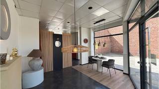 <strong>Handelspand</strong> met grote <strong>visibiliteit</strong> op een <strong>commerciele ligging</strong> in <strong>Sint-Pieters</strong>, langs een drukke invalsweg naar het centrum van <strong>Brugge</strong> en een verbindingsweg richting de kust. Vlakbij de ring en Scheepsdale brug.<br /><strong>POP-UP</strong> mogelijk of een <strong>contract bezetting ter bede</strong><br /><br />Omvat een winkelruimte van ca 74 m², een polyvalente ruimte ( 17 m² ), extra ruimte / bureeltje ( 7 m² ) en een toilet.<br />Energielabel E<br />Totale bruikbare vloeroppervlakte : 121 m²<br />#slimondernemen #popup #brugge<br /><br />Onmiddellijk vrij !