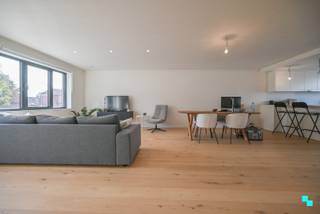 Ontdek dit lichtrijk nieuwbouwappartementsgebouw met twee garages en twee appartementen waarvan één op het eerste verdiep en één duplex op het tweede- en dakverdiep. De bewoonbare oppervlakte bedraag maar liefst 105 m² en 125 m² (volgens EPC-attest). Gelijkvloers: algemene inkomhal met tellers en toegang tot de twee inpandige garages. Eerste verdieping: inkomhal, gezellige en lichtrijke leefruimte met open geïnstalleerde keuken (vaatwasmachine, koelkast, dampkap, dubbele spoelbak, oven en microgolf), met toegang tot het terras. Verder beschikt de eerste verdieping over een apart toilet, badkamer (voorzien van inloopdouche, enkele wastafel en voorziening wasmachine) en twee slaapkamers waarvan één met ingebouwde maatkasten. Tweede verdieping: nkomhal, gezellige en lichtrijke leefruimte met halfopen geïnstalleerde keuken (koelkast, kookplaat, oven, microgolf en vaatwasmachine), met zicht op het terras. Verder beschikt de tweede verdieping over een apart toilet, badkamer (voorzien van inloopdouche, enkele wastafel en voorziening wasmachine) en één slaapkamer met ingebouwde maatkasten. Dakverdieping: Nachthal, twee slaapkamers waarvan één voorzien van een inloopdouche en enkele wastafel. Beide appartementen beschikken over een zeer ruim zuidwest georiënteerd terras. CV op aardgas | EK conform | E51 en E72 (zeer energiezuinig) | Dubbele beglazing (HR) (PVC). Margot (BIV 517.355) organiseert voor dit appartement de bezoeken ter plaatse, mits het maken van een afspraak