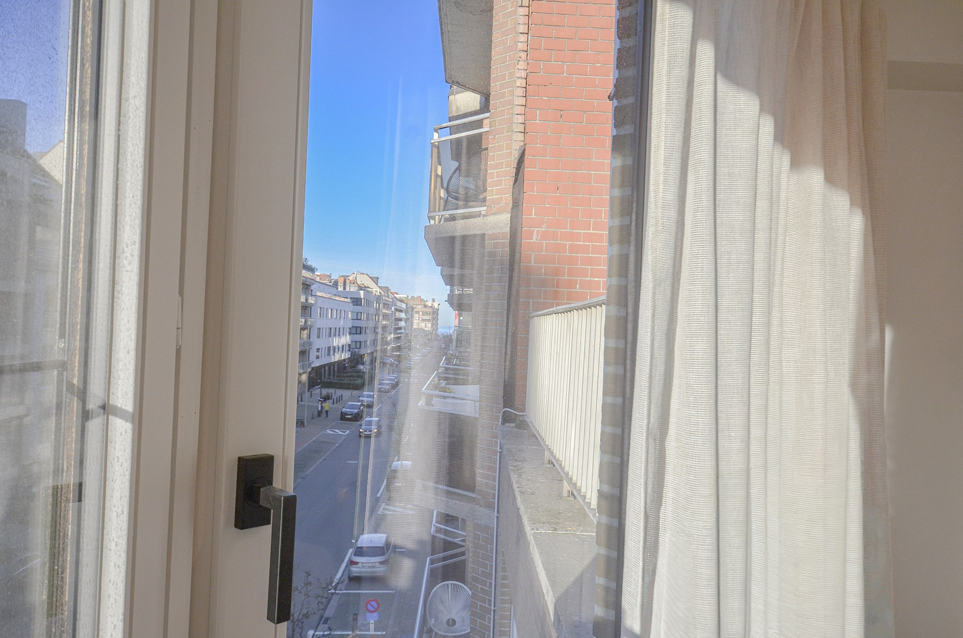 Appartement élégant entièrement rénové, à distance de marche de la mer et du centre commercial. - photo 2