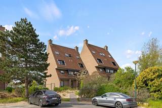 <p><span>Prachtige duplex met 3 slaapkamers op absolute topligging in De Panne</span></p><p><span>Ontdek deze uitzonderlijke duplex, gelegen op een unieke locatie vlak bij de Westhoekduinen. Dankzij de zuidgerichte oriëntatie geniet u hier de hele dag van de zon, van ongeveer 10u tot 18u.</span></p><p><span>Deze ruime en instapklare woonst biedt een ongeëvenaarde woonervaring met een prachtig frontaal zicht op de duinen en zijdelings én achteraan zicht op zee. Vooraan bevindt zich een bijzonder groot zonneterras waar u in alle rust kunt genieten van de omgeving. </span></p><p><span>Daarnaast beschikt het appartement ook over een aangenaam terras aan de achterzijde.</span></p><p><span>De duplex omvat een inkomhal, een royale leefruimte met uitzonderlijke lichtinval dankzij de grote raampartijen, een volledig uitgeruste keuken, een gastentoilet, een praktische berging en een ruim terras. Op de verdieping bevinden zich de nachthal, drie volwaardige slaapkamers en een badkamer.</span></p><p><span>Het appartement wordt gemeubeld aangeboden en verkeert in uitstekende, instapklare staat. De combinatie van ruimte en licht, en een unieke ligging maakt dit een zeldzame opportuniteit aan de Belgische kust.</span></p><p><span>Een ondergrondse berging is inbegrepen in de prijs. Daarnaast is er de mogelijkheid tot aankoop van een ondergrondse parkeerplaats in het gebouw voor € </span><span>45.000</span><span> en een extra ondergrondse berging voor € </span><span>7.500</span><span>.</span></p><p><span>Een uitzonderlijk ruim appartement in een kwaliteitsvol gebouw, gelegen op één van de meest begeerde locaties van De Panne.</span></p>