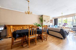 Bent u op zoek naar een fijn startersappartement of eerder naar een interessante investering? Dan stellen we u graag dit te renoveren appartement voor, gelegen op de 2de verdieping van een verzorgd gebouw.<br /><br />Indeling<br />U betreedt het appartement via een centraal gelegen inkomhal, die doorgang geeft aan een riante woonkamer (36m²), de keuken (9m²), een apart toilet, een badkamer en twee ruime slaapkamers (16m² en 12m²). De keuken is tevens bereikbaar via de woonkamer. Vanuit de tweede slaapkamer heeft u toegang tot een aangenaam, Zuid-Westgericht terras. Tot slot beschikt het appartement over een privatieve kelderberging nr. 45.<br /><br />Ligging<br />Het appartement geniet van een uitstekende ligging op een steenworp van het Rivierenhof en het kasteel Sterckshof, waar u kan genieten van diverse activiteiten en horecazaken. Ook het openbaar vervoer bevindt zich op wandelafstand. De belangrijkste verbindingswegen situeren zich vlakbij, waardoor u geniet van een uitstekende bereikbaarheid.<br /><br />Het appartement is momenteel verhuurd aan €865 per maand, + €125 provisie voor de huurder. Dit resulteert in een aantrekkelijk rendement van maar liefst 6,29%!<br /><br />Pluspunten<br />- Ruim appartement (99m²)<br />- EPC B<br />- Dakisolatie aanwezig<br />- Aantrekkelijk rendement<br /><br />Interesse in deze buitenkans? Bel dan snel naar One vastgoed via 03 360 85 30!