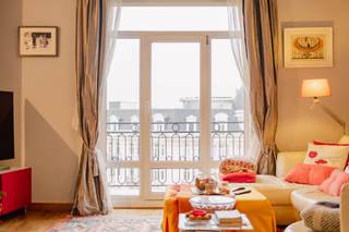 Tussen het Jubelpark en het Montgomeryplein, op de bovenste verdieping van een prachtig luxueus gebouw in Art-Deco stijl (1927), combineert dit prachtige appartement alle charme van vroeger met modern comfort. Het appartement heeft een oppervlakte van circa 155 m² (volgens EPC) en beschikt over een zonnig terras met vrij uitzicht op het Jubelpark en het <br /><br />Montgomeryplein. <br /><br />Het beschikt over een inkomhal met een beveiligde deur en een vestiaire, drie lichte ontvangstruimtes die uitkomen op een terras aan de voorzijde op het zuiden, een volledig uitgeruste keuken met toegang tot een terras aan de achterzijde, een nachthal met inbouwkasten, drie slaapkamers, een badkamer, een doucheruimte, uitzicht aan de achterzijde op de Sacré-Coeur de Lindthout, een kelder, twee dienstbode kamers en een afgesloten garage. Eikenhouten parketvloeren, prachtige plafondhoogte, lijstwerk en rolluiken. <br /><br />Kenmerken: open haard, prachtig natuurlijk licht, rust, hoogwaardige materialen, privacy en een adembenemend uitzicht.<br /><br />Overige informatie: PEB: D. Elektriciteitsconform. Warmtekrachtkoppeling met centrale gasketel (2025). Voorziening voor maandelijkse lasten van circa € 550. RC: € <br /><br />2027. Beschikbaar. Stedenbouwkundige informatie opgevraagd in september 2025. <br /><br />