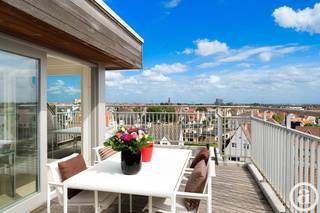 Bel appartement en duplex ensoleillé, doté de terrasses spacieuses et offrant une vue latérale sur la mer, à quelques pas de la digue de Knokke.<br />Depuis l'entrée, équipée de toilettes pour invités, d'un vestiaire et d'une buanderie spacieuse, on accède au salon spacieux et très lumineux qui s'ouvre directement sur les deux terrasses (orientées sud et est) offrant une vue latérale sur la mer. Grâce aux nombreuses et grandes baies vitrées (orientées sud, est et ouest), le salon, la salle à manger, le coin salon, la cuisine et le bureau bénéficient d’une luminosité exceptionnelle et d’un ensoleillement généreux.<br />Le coin salon, spacieux et ensoleillé, est équipé d’une cheminée à gaz encastrée et de nombreux placards sur mesure. Grâce aux baies vitrées orientées à la fois vers l’est et le sud-ouest, le coin salon baigne dans une lumière exceptionnelle.<br />Une magnifique cuisine ouverte aux finitions haut de gamme en marbre, équipée d’appareils électroménagers Miele, d’un îlot convivial avec des tabourets de bar et de deux grands réfrigérateurs américains encastrés. La cuisine donne directement accès à une terrasse orientée plein sud-ouest. À côté de la cuisine se trouve un vaste espace bureau doté de nombreux placards sur mesure, donnant également sur la terrasse orientée sud.<br />Un magnifique escalier mène à l’étage.<br />La spacieuse chambre principale dispose de très nombreux placards sur mesure en chêne, d’un grand meuble TV mural et d’une salle de bains attenante spacieuse avec WC, douche à l’italienne, lavabo, le tout revêtu d’un magnifique Mortex. La deuxième chambre à part entière est équipée d’un lit double et de beaux placards sur mesure en chêne. La troisième chambre est équipée de lits superposés encastrés, d’un lit simple séparé et d’une salle de bains attenante avec douche à l’italienne, WC et lavabo, le tout en finition Mortex. Cette chambre peut également être aménagée en chambre à part entière avec un lit double.
<p>Nous serions ravis de vous accueillir !</p>