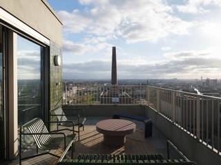 <strong>Luxe penthouse (bj. 2021) met twee kamers en een uitzonderlijk terras met panoramisch zicht over Gent en zijn torens.</strong><br /><br /><em>Voor meer informatie, mail naar info@carloeggermont.be</em><br /><br />Dit penthouse van ca. 140 m² werd hoogwaardig afgewerkt in samenwerking met interieurarchitecte Peggy De Coninck. De materialen, details en indeling zijn tot in de puntjes verfijnd. Het ruime terras van ca. 34 m² vormt een unieke buitenruimte met prachtig uitzicht.<br /><br /><u>Indeling:</u><br />Op de duplexverdieping (16<sup>de</sup> verdieping) bevindt zich de open leefkeuken met eetplaats. De keuken is volledig uitgerust met kwalitatieve huishoudtoestellen van Atag. Dankzij de grote raampartijen geniet deze ruimte van veel natuurlijk licht en is er directe toegang tot het ruime, zonnige terras met een prachtig uitzicht over de skyline van Gent. Op deze verdieping is er ook een praktische berging met aansluiting voor wasmachine en droogkast.<br /><br />Een verdieping lager bevindt zich de lichtrijke leefruimte. Aansluitend is er een ruime polyvalente ruimte, die momenteel wordt gebruikt als bureau. De hoofdslaapkamer beschikt over ingemaakte kasten en een ensuite badkamer. Verder zijn er in de hal nog een apart toilet, een vestiaire en een extra berging<br /><br />De toren aan het Stapelplein maakt deel uit van het stadsvernieuwingsproject ‘Oude Dokken’: een nieuw, bruisend stadsdeel met wandelpromenades, wijkparken, hippe koffiebars en een moderne stedelijke uitstraling.<br /><br />Er is een gemeenschappelijke fietsenberging en afvalberging in de residentie<strong>. <br /><br />Extra troeven: </strong>vloerverwarming aangesloten op het stadsnet, hoogwaardige Trizo21-verlichting, individuele zonnepanelen, maatwerk raamdecoratie en kwalitatieve ATAG-huishoudtoestellen, inclusief wijnfrigo.<br /><br /><strong>Kortom: dit penthouse combineert luxe afwerking, een riant terras en een prachtig zicht met een topligging in de vernieuwde Oude Dokken.</strong>