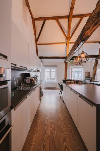 Voor verdere info of een vrijblijvende waardebepaling van uw eigendom: marco@homixx.be of 016 199 343.<br /><br />Dit prachtige en zeer ruime duplex-appartement is gelegen in het hart van Mechelen, in een rustige en autoluwe straat. Alle nodige voorzieningen bevinden zich op wandelafstand, wat zorgt voor een optimaal wooncomfort.<br /><br />Via de trap betreedt u de ruime inkomhal, die voldoende plaats biedt voor een vestiaire of een praktische bureauhoek. De royale en bijzonder lichtrijke leefruimte met open keuken heeft dankzij de hoge plafonds en karaktervolle houten balken een unieke, authentieke uitstraling.<br /><br />Verder beschikt het duplex-appartement over 2 volwaardige slaapkamers, waarvan één aansluit op een badkamer met ligbad en dubbele lavabo. Boven is er een extra douchekamer met lavabo met daarnaast de tweede slaapkamer. Ontspannen in de zon kan in alle rust op het mooie terras aan de achterzijde van het gebouw.<br /><br />Het appartement is onmiddellijk beschikbaar.<br /><br />Ontdek snel dit pareltje en maak uw afspraak via marco@homixx.be of 016 199 343.