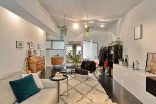 Deze stijlvolle loftwoning maakt deel uit van het residentiële complex “SBS-lofts”, gelegen aan de Jamarlalaan 19 aan een mooi beveiligd complex. Het pand combineert een moderne industriële uitstraling met een functionele en comfortabele indeling, ideaal voor wie op zoek is naar een hedendaagse woonbeleving.
Bij het betreden van de woning komt u in het ruime en lichtrijke leefgedeelte, waar de woonkamer naadloos overgaat in een aangenaam terras. De open keuken sluit perfect aan bij de leefruimte en is praktisch ingericht, met een aanpalende berging voor extra opbergruimte. De eetkamer vormt een harmonieus geheel met de rest van de leefruimte, wat zorgt voor een open en uitnodigende sfeer.
Het slaapgedeelte is doordacht ingedeeld en bereikbaar via een nachthal met geïntegreerde dressing. Verder beschikt de woning over een sanitaire cel met toilet en een comfortabele slaapruimte die rust en privacy garandeert.
Kortom, deze loftwoning combineert ruimte, licht en een praktische indeling met een gunstige ligging binnen een modern wooncomplex, en vormt zo een ideale opportuniteit voor zowel eigen bewoning als investering.
Meer info of een bezoek: Michael@immoaccenta.be