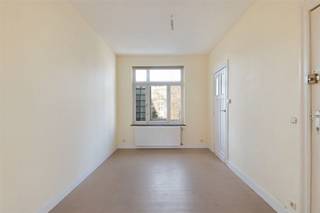 Dit gebouw van 5 erkende eenheden is ideaal gelegen in het hart van Anderlecht, naast het Astridpark en op loopafstand van openbaar vervoer, scholen en winkels.De eenheden bestaan uit een woonkamer, keuken, slaapkamer en doucheruimte. Elke verdieping heeft zijn eigen gasketel en individuele meters voor water, gas en elektriciteit.Perfect voor een winstgevende investering.Bod vanaf 650.000€, onder voorwaarde van aanvaarding van de verkoper.