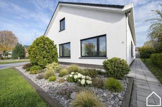 Ruime en goed onderhouden bungalow met zonnige tuin– Elverdinge dorpskernONTDEK DEZE WONING VIA DE VIDEO:...