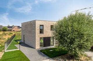 Deze nieuwe, halfopen woning is voorzien van alle hedendaagse comfort en is gelegen in een rustige wijk op enkele minuten van centrum Roeselare. (3km van de Grote Markt) en op slechts 2km van het station.<br /><br />De woning is volledig afgewerkt inclusief:
<ul>
	<li>Schilderwerken</li>
	<li>Aanleg tuin en omheining</li>
	<li>Keuken, badkamer, vloeren</li>
	<li>Oprit en terras</li>
</ul>
<br />De lichtrijke woningen zijn voorzien van een inkomhal met toilet, lichtrijke leefruimte met open keuken, volledig geïnstalleerde keuken, 2 bergingen, 3 slaapkamers en een ruime badkamer met bad, douche en dubbel lavabomeubel. Het badkamermeubel en de keuken kunnen nog gekozen worden naar eigen smaak en wens. <br />Er is de mogelijkheid tot het plaatsen van een carport. <br /><br />De ligging is zeer rustig en heeft een uitstekende verbinding met de E403 Kortrijk- Brugge. In de dichte omgeving vindt u verschillende winkels zoals een bakkerij, slagerij, grootwarenhuizen, frituur. Ook sportclubs, fietsroutes, voetbalplein en een atletiekpiste zijn in de omgeving te vinden.<br /><br /><strong>Lot 01 (Halfopen bebouwing met mogelijkheid voor een carport) TE KOOP</strong>

<ul>
	<li>Grondoppervlakte 298 m²</li>
	<li>Bewoonbare oppervlakte 135 m²</li>
	<li>€  333.932,00 (prijs excl. btw en registratierechten)</li>
	<li>E-peil 30</li>
</ul>
<br />Wens je een afspraak om deze woningen te ontdekken? Contacteer ons op 051/201.400 