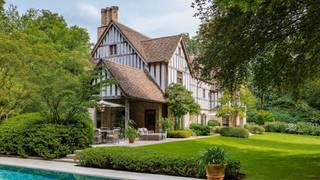 Deze magnifieke English Tudor bevindt zich in hartje Koningshof.Dit niveau van afwerking wordt zelden gezien en werd gerealiseerd onder het toeziende...