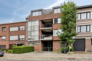 <p><span>Instapklaar gelijkvloers appartement met tuin nabij het centrum van Edegem</span></p><p><span>Op zoek naar comfortabel wonen op een rustige, maar centrale locatie? Dit gezellige gelijkvloerse appartement ligt op wandel- en fietsafstand van het centrum van Edegem en beschikt over een aangename privétuin met terras.</span></p><p><span>De lichtrijke leefruimte sluit mooi aan op de volledig uitgeruste keuken en biedt een aangename woonomgeving. Verder beschikt het appartement over een comfortabele slaapkamer en een tweede kamer die perfect kan dienen als bureau, dressing, hobbyruimte of logeerkamer, afhankelijk van uw behoeften.</span></p><p><span>Dankzij de praktische indeling, de private buitenruimte en de uitstekende ligging is dit appartement ideaal voor wie op zoek is naar comfortabel en zorgeloos wonen.</span></p><p><span>Troeven:</span></p><ul><li><span>Gelijkvloers appartement</span></li><li><span>Privétuin met terras</span></li><li><span>Lichtrijke leefruimte</span></li><li><span>Volledig uitgeruste keuken</span></li><li><span>Extra kamer als bureau, dressing of hobbyruimte</span></li><li><span>Op wandel- en fietsafstand van het centrum van Edegem</span></li><li><span>Instapklaar</span></li></ul><p><span>Interesse? Neem gerust contact met ons op voor meer informatie of een bezoek.</span></p>