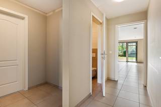 Welkom in de prachtige en verzorgde residentie ‘Kasteelhof’, een kleinschalig en residentieel geheel van drie stijlvolle gebouwen met telkens slechts vier appartementen. Deze doordachte opbouw garandeert u privacy en een aangename woonsfeer. De gebouwen zijn onderling verbonden via een ondergrondse garage met privatieve staanplaatsen en individuele kelderbergingen, en worden afgesloten met een automatische poort, zowel aan de straatkant als aan de ondergrondse parking, wat uw veiligheid én privacy ten goede komt.<br /><br />Dit appartement is gelegen op een absolute toplocatie, op de grens van Schilde en Sint-Antonius en geniet van de perfecte combinatie tussen groen en bereikbaarheid. Op wandelafstand vindt u winkels, openbaar vervoer en verbindingswegen naar omliggende gemeenten. <br /><br />INDELING: Het appartement bevindt zich op het gelijkvloers en kan betreden worden via de gemeenschappelijke inkomhal of rechtstreeks vanuit de ondergrondse garage, waar u met de lift of trap naar uw verdieping wordt gebracht. U wordt verwelkomd via een ruime inkomhal met vestiaire en apart gastentoilet met handenwasser. De lichte en ruime leefruimte met open keuken en schuifraam naar het zonnig terras en tuin baadt in natuurlijk licht en kijkt uit op het groen. De keuken is volledig uitgerust en beschikt over een handige, aparte berging met aansluiting voor wasmachine en droogkast.<br /><br />Grenzend aan de woonkamer bevindt zich een aparte bureauruimte, ideaal voor wie van thuis uit werkt of nood heeft aan een werkplek. Vanuit de leefruimte wandelt u verder naar het terras en de grote tuin. Een perfecte plek om te ontspannen met zicht op rustgevend groen.<br /><br />Via de nachthal bereikt u twee volwaardige slaapkamers, waarvan één voorzien is van praktische ingemaakte kasten. De moderne badkamer is uitgerust met een stijlvolle inloopdouche en een lavabomeubel.<br /><br />Bovendien beschikt het gebouw over een extra zolderruimte die u kunt gebruiken voor bijkomende opslag en is er een privatieve kelderberging inbegrepen in de prijs.<br />Twee ondergrondse autostaanplaatsen zijn verplicht bij aan te kopen aan 25.000 euro/staanplaats. Voor bezoekers is er overigens voldoende parkeergelegenheid vooraan het gebouw.<br /><br />Bijzonderheden:<br />+ Energiezuinig appartement<br />+ Gelegen in een prachtige, verzorgde residentie<br />+ Verzorgde en zonnige tuin met zicht op groen<br />+ Ondergrondse kelderberging inbegrepen<br />+ Mogelijkheid tot bijkomende staanplaats<br />+ Lift aanwezig<br />+ Extra zolderruimte beschikbaar