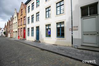 CHARMANT GELIJKVLOERSAPPARTEMENT MET TUINTERRAS IN BRUGGE!STARTPRIJS: Elk bod boven deze startprijs, wordt voorgelegd aan de eigenaars, die al dan niet kunnen in gaan op dit aanbod.Op een uitstekende en centrale locatie in Brugge bevindt zich dit sfeervolle gelijkvloersappartement, gerenoveerd in 2010. De woning omvat een inkomhal, gezellige leefruimte met open keuken, praktische berging, badkamer met ligbad/douche, lavabo en toilet en een aangename slaapkamer.De absolute blikvanger is de gezellige buitenruimte met pergola en tuinterras, een heerlijke plek om te ontspannen of gezellig te tafelen.Verder beschikt het appartement over een privatieve kelder en een gemeenschappelijke fietsenberging. Dankzij de lage syndickosten blijven de maandelijkse lasten beperkt.Een bijzonder interessante opportuniteit als starterswoning, investering of tweede verblijf in het Brugse!📞 Contacteer Lorenzo voor een bezoek: 0492 08 08 08 – lorenzo@correctvastgoed.be👉 Online schattingstool: https://www.correctvastgoed.be/schatting