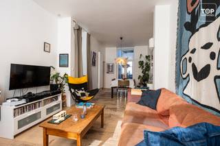 Deze gezellige woning met 4 slaapkamers is gelegen op enkele minuten wandelen van het Begijnhof, een prachtig gedeelte van Gent! Een TOP locatie!<br /><br />De woning is strategisch zeer goed gelegen. Alles in en rondom Gent is te voet of per fiets te bereiken. Restaurants, bars, supermarkten en het winkelcentrum zijn dichtbij.<br />Ook het openbaar vervoer is vlakbij en brengen je zowel naar het centrum van Gent alsook naar het station Gent Dampoort en het Sint - Pieters station.<br /><br />Enerzijds is alles dichtbij, anderzijds kan je genieten van de rust. DE ideale combinatie in Gent!<br />Kortom, met de ligging van dit huis is een auto absoluut niet noodzakelijk.<br />Doch ben je op minder dan 10 min op alle belangrijke toegangswegen de E17, E40 en de R4<br /><br />De indeling is als volgt: Via de inkomhal komen we terecht in de gezellige lichtrijke leefruimte welke aansluiting geeft tot de geïnstalleerde keuken. Zowel via de keuken als de leefruimte hebben we toegang tot het terras via het schuifraam. Altijd fijn om even buiten te kunnen zitten en samen met vrienden en familie te genieten van een bbq. Het toilet is eveneens gelegen op het gelijkvloers.<br />Op de tussenverdieping bevindt zich de ruime badkamer met ligbad, douche en dubbele lavabo.<br />Zowel op de eerste als op de tweede verdieping bevinden zich telkens 2 ruime slaapkamers.<br /><br />Extra troeven :<br />- Door zijn Epc B is het een energiezuinige woning<br />- Het huis is voorzien van een heel ruime kelder<br />- De buitenruimte is een absolute meerwaarde van deze woning. <br /><br />Deze opportuniteit is ideaal voor wie in de stadsrand van Gent wil wonen. De indeling, de ruimtes en het aangename terras bieden dit huis alles om er een echte thuis van te maken<br /><br />Beschikbaar bij akte<br /><br />Interesse in deze TOPPER? Contacteer dan snel Topvastgoed voor een bezoek op het nummer 0475 700 700