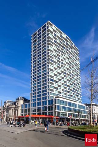 <p>Op de 13de verdieping van de <span><span>Antwerp Tower</span></span> bevindt zich dit uitzonderlijke hoekappartement met een adembenemend panoramisch uitzicht over de skyline van Antwerpen. Dankzij de zuidwestelijke oriëntatie geniet u hier de hele dag van een overvloed aan natuurlijk licht en ’s avonds van een prachtige avondzon, wat zorgt voor een unieke woonbeleving op hoog niveau.</p>
<p>Via de centraal gelegen inkomhal bereikt u alle ruimtes van het appartement. De lichtrijke leefruimte met open keuken vormt het kloppend hart van de woning en baadt in het licht dankzij de grote raampartijen. Hier vloeien comfort en elegantie moeiteloos samen, met een indrukwekkend zicht over de stad als dagelijks decor. De stijlvolle bulthaup-keuken, uitgerust met hoogwaardige ZUG-toestellen, combineert strak design met maximale functionaliteit en sluit perfect aan bij de leefruimte — ideaal voor wie houdt van koken en gezellig tafelen in een verfijnde setting.</p>
<p>Het appartement beschikt over 3 slaapkamers waarvan 1 slaapkamer momenteel dienstdoet als bibliotheek, elk met toegang tot het voorterras. De master bedroom is voorzien van een moderne ensuite badkamer met inloopdouche en toilet, wat zorgt voor extra privacy en comfort. Daarnaast is er een tweede, aparte badkamer, perfect voor bewoners en gasten.</p>
<p>Een absolute troef zijn de 2 terrassen met optimale oriëntatie. Zowel vanuit de leefruimte als vanuit de keuken heeft u toegang tot het tweede terras, zodat u op elk moment van de dag kan genieten van zon, rust en een weids uitzicht over de stad. Binnen en buiten lopen hier naadloos in elkaar over.</p>
<p>Verder beschikt het appartement over twee praktische bergruimtes in de woning en een extra bergruimte op de verdieping.<br />Een autostaanplaats en kelderberging zijn bij aan te kopen voor €60.000.<br /><br />Voor meer info of een afspraak contacteer Amparo, 0478 68 29 86 - amparo@reds.be</p>