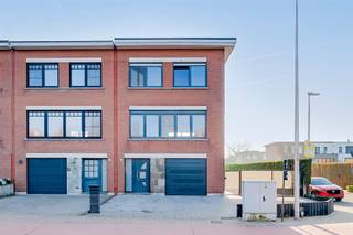 A deux pas du centre d'Ekeren, l'Edisonlaan 2 abrite cette maison à vendre prête à être louée.Cette maison dispose de 4 chambres à coucher, d'une...