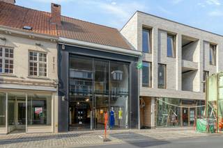 Local commercial récent d'une surface utilisable totale d'environ 310 m² (répartis au rez-de-chaussée et au 1er étage) à louer dans la Manestraat à Roeselare, à 70 m de la Grote Markt. <br /><br />> Espace commercial de plain-pied d'environ 160 m² avec espace de rangement<br />> Espace commercial au premier étage d'environ 150 m² avec espace de rangement et kitchenette<br /><br />Spécifications :<br />- look industriel<br />- année de construction récente<br />- entièrement prêt à emménager et meublé (étagères, comptoir, armoires encastrées, éclairage,...)<br />- largeur de fenêtre d'environ 6 m<br />- climatisation + chauffage<br />- caméra + système d'alarme<br /><br />Situé dans un endroit très commercial avec un accès facile. <br /><br />Vous recherchez un bien immobilier commercial composé de locaux commerciaux à louer à Roeselare ? N'hésitez pas à nous contacter au 051 21 22 23.