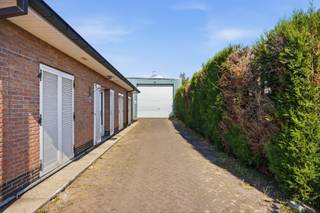<br />Deze ruime loods van 510 m² is gelegen in de Korenveldstraat 50 te Wondelgem en geniet een vlotte bereikbaarheid richting Gent en de omliggende gemeenten.<br /><br />Dankzij de royale oppervlakte biedt de loods tal van mogelijkheden voor opslag, werkruimte of professionele activiteiten, afhankelijk van de geldende bestemming en voorschriften.<br /><br />De combinatie van ruimte, bereikbaarheid en ligging maakt dit een interessante uitvalsbasis voor ondernemers, zelfstandigen en bedrijven.<br /><br /><strong>Absolute pluspunten</strong>
<ul>
<li>+ 510 m² oppervlakte</li>
<li>Vlotte ligging nabij Gent</li>
<li>Geschikt voor opslag of werkruimte</li>
<li>Veelzijdige mogelijkheden</li>
<li>Goed bereikbaar</li>
</ul>
Voor meer informatie of een bezoekmoment: <strong>info@oko.immo </strong>of <strong>0484 14 96 86.</strong>