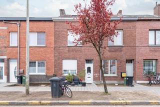 Serafien Van Cauwenbergelaan 13

Bent u op zoek naar een instapklare woning waar comfort en ligging samenkomen? Deze gerenoveerde woning is precies wat u zoekt!
De ligging is een absolute troef: rustig gelegen, maar toch vlakbij winkels, scholen, openbaar vervoer en belangrijke invalswegen. Op 15 minuten fietsen van Gent Centrum.

Met een bewoonbare oppervlakte van 112 m² biedt deze woning een aangename en praktische indeling. De lichtrijke leefruimte sluit naadloos aan op de volledig uitgeruste keuken met gasfornuis. Aansluitend vindt u een apart toilet, een kleine berging en toegang tot het gezellig zuidgericht terras.

De woning beschikt over drie slaapkamers. Op de eerste verdieping bevindt zich een eerste ruime slaapkamer en een grote badkamer uitgerust met een comfortabel ligbad. Zowel op het gelijkvloers als in de badkamer is er een toilet aanwezig. Op de tweede verdieping bevinden zich nog twee slaapkamers, elk voorzien van een dakraam. 

Dankzij de geïsoleerde gevels, hoogrendementsbeglazing, een geïsoleerde vloer en een efficiënte centrale verwarming geniet u van een gunstig EPC B-label. Dit vertaalt zich in een energiezuinige woning en lagere maandelijkse energiekosten.

De ideale woning voor wie op zoek is naar een zorgeloze verhuis naar een energiezuinige, instapklare woning.

Mis deze charmante woning niet! Contacteer ons voor een bezoek of meer info.

092678575
tbaete@trevi.be

