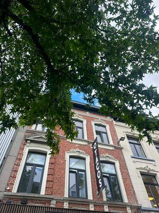 <strong>KIJKDAG DINSDAG 16 JUNI - AVOND- Bezoekaanvragen enkel via e-mail: stephanie@immodelestre.be – u wordt nadien gecontacteerd voor een afspraak. MODERN duplexappartement (ca. 105 m²)</strong> op de 2e verdieping, gelegen in het hart van het winkelcentrum van Aalst. <strong>Indeling:</strong> ruime en lichtrijke leefruimte (ca. 30 m²), volledig ingerichte keuken (vaatwasser, oven, koelkast, kastruimte) met aansluitend <strong>een groot zuidgericht terras.</strong> Op de bovenverdieping bevinden zich 2 ruime slaapkamers (14 m² en 11 m²), een badkamer met inloopdouche en dubbele lavabo, apart toilet en zolderruimte. <strong>Huurprijs: € 945 per maand. Vaste gemeenschappelijke kosten: 35 euro per maand.</strong><strong> Individuele tellers (EWG).</strong><br />Mogelijkheid tot optionele fietsenstalling (Ridderstraat). Mogelijkheid tot het optopneel huren van een autostaanplaats op wandelafstand (niet verplicht).<br /><strong>Beschikbaar: onmiddellijk.</strong>