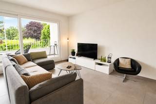 <p><span>GEMEUBELD APPARTEMENT OP ENKELE PASSEN VAN HET CENTRUM</span><span><br /><br />Zalig woonappartement, aangenaam aangekleed en zorgvuldig afgewerkt.<br />Op het eerste verdiep zorgt veel ruimte en een praktische indeling voor aangenaam woonplezier.</span></p><p><span> </span></p><p><span>De inkom heeft een apart toilet en verbindt vlot de leefruimte.<br />Een eethoek, een zithoek en een degelijk ingericht keuken houden er een sterk buitencontact op na.<br />Aansluitend aan de keuken is en handige berging met wasruimte.<br /><br />Er zijn 2 slaapkamers en een goed voorziene badkamer.<br />Het terras achteraan is top, een zalig groen zicht zorgt er voor gezellige buitenmomenten.</span></p><p><span> </span></p><p><span>NETJES INGERICHT<br />DEGELIJK UITGERUST<br />VEEL RUIMTE<br />ZALIG TERRAS</span></p>