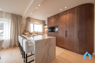 Dit gemeubelde drieslaapkamerappartement werd gerenoveerd met zeer hoogwaardige materialen en is gelegen vlakbij het Albertstrand, met een...