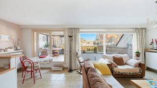 Op de vijfde verdieping in de Lippenslaan, op wandelafstand van zee en strand, bieden wij deze penthouse met twee slaapkamers en grote terrassen te koop aan. Gelegen in het bruisende hart van Knokke, geniet u van alle comfort met tal van winkels, restaurants en voorzieningen binnen handbereik.<br /><br />Indeling:<br />Inkomhal met toilet, leefruimte met toegang tot terras vooraan, keuken, berging/wasplaats, badkamer, twee slaapkamers, tweede terras achteraan.<br /><br />Nieuwe gascondensatieketel werd geplaatst.<br /><br />Kelderberging, fietsenstalling en vuilnislokaal.<br /><br />Mogelijkheid tot aankoop van een parkeerplaats in het gebouw. <br /><br />Onderworpen aan de renovatieverplichting van de Vlaamse overheid voor residentiële gebouwen.<br /><br />Bezoeken? Graag na afspraak met Avantimmo op het nummer 050 62 50 55