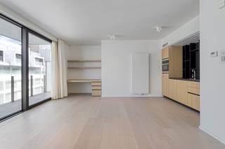 Dans la résidence Cust'O, nous trouvons ce nouvel appartement de vie assistée à vendre. L'appartement dispose d'une chambre spacieuse et de nombreux placards intégrés. La résidence bénéficie d'un emplacement central au cœur d'Oostduinkerke-Bad, près de la mer !MISE EN PAGE> Quatrième étage- Espace de vie lumineux avec cuisine installée et nombreux placards intégrés- Terrasse spacieuse de 13,4 m²- Chambre avec placards- Salle de bain spacieuse avec douche à l'italienne et lavabo> Rangement privé au sous-sol. La résidence Cust'O propose des installations luxueuses telles qu'une salle de sport, un espace bien-être avec sauna, un coin lecture avec bibliothèque, une cafétéria et un restaurant, une salle de réunion pour les jeux de société, une terrasse ensoleillée commune et un large éventail de services. Vous pouvez vivre de façon autonome et indépendante.Un foyer d'aide à la vie autonome diffère de la situation à domicile par la disponibilité de soins de crise, de soins de transition, de permanence et d'assistance.POINTS FORTS+ Emplacement idéal à Oostduinkerke-Bad, près de la mer et à quelques pas de tous les commerces (supermarché, boulangerie,...) et des transports en commun+ Appartement parfaitement fini avec placards intégrés et parquet+ Fiscalement avantageux : seulement 12 % de TVA et exonération de l'impôt foncier !+ permanence 24h/24 et 7j/7 + Efficacité énergétique : label A !Intéressé par cet appartement assisté à vendre dans la résidence Cust'O à Oostduinkerke ? N'hésitez pas à contacter la responsable du dossier Sarah Velle au 0470 10 52 78 ou à sarah.velle@dewaele.com