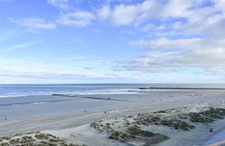 Volledig instapklaar en tot in de puntjes afgewerkt appartement type “doorloper”, gelegen op een toplocatie op de Zeedijk van Nieuwpoort-Bad.<br />De lichtrijke woonkamer biedt een adembenemend frontaal zeezicht met zicht op staketsel en sluit naadloos aan op de moderne open keuken.<br />Het appartement beschikt over drie volwaardige slaapkamers, een afzonderlijk gastentoilet en twee badkamers waarvan één met ligbad, handdoekdroger en dubbele lavabo, en een tweede met douche en lavabo.<br />Tot slot bevindt zich aan de achterzijde  terras met zuidoriëntatie <br />Bovendien is er een kelderberging inbegrepen op het -1 niveau en ondergrondse toegang naar de winkelstraat 