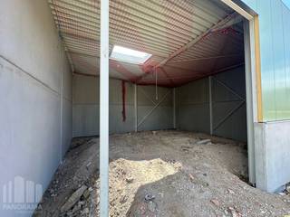 KMO-unit van 123 m² met 1 privatieve parkeerplaats TE KOOP in Anzegem.<br /><br />Deze casco magazijnruimte bevindt zich op de kop van het project (ZICHTLOCATIE) en is toegankelijk via een automatische sectionaalpoort van 4m x 4,5m. Verder is de unit uitgerust met een lichtstraat en een betonvloer.<br />Aansluiting van nutsvoorzieningen komen binnen in de unit.<br />De magazijnruimte heeft een vrije hoogte van 4,92 m.<br /><br />De nieuwe KMO-ontwikkeling 'HOEKSTRAAT' bestaat uit 19 KMO-units met oppervlaktes tussen 76 m² en 730 m² (eventueel samen te voegen tot grotere entiteiten).<br /><br /><strong>Contacteer PANORAMA B2B voor bijkomende (technische) inlichtingen, plannen of een vrijblijvend plaatsbezoek 0460 97 66 66.</strong>
