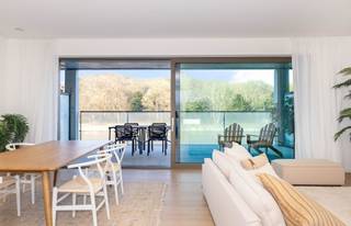 <p><span><strong>VILVOORDE</strong></span> - Dit appartement met 3 slaapkamers ligt in de fase Waterzicht en biedt royale volumes en een ideale indeling voor een gezinsleven. Het maakt deel uit van het grootschalige project 4 Fonteinen en ligt in een rustige, groene en autovrije omgeving, maar toch dicht bij Brussel.</p>
<p>De ruime woonkamer met open keuken vormt een gezellige leefruimte, die wordt verlengd door een privéterras met uitzicht op het water of de gemeenschappelijke tuinen. De drie slaapkamers bieden comfort en privacy, allemaal met duurzame materialen en een eigentijdse afwerking.</p>
<p>De woning is uitgerust met vloerverwarming, dubbele ventilatie en uitstekende isolatie, wat het hele jaar door optimaal comfort garandeert.</p>
<p>Afhankelijk van de mogelijke keuzes, wordt het appartement opgeleverd of kunt u het personaliseren door uw afwerking te kiezen. Het wordt verkocht met de mogelijkheid om te profiteren van 6% btw. Dit appartement met 3 slaapkamers is een zeldzame kans om u te vestigen in een wijk in volle ontwikkeling, die levenskwaliteit en uitstekende bereikbaarheid combineert.</p>
<p>De oppervlakten zijn indicatief. Neem contact met ons op voor meer informatie.</p>